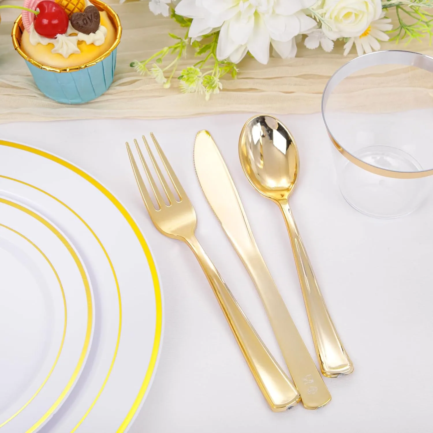 bUCLA 600Pcs Gold Dinnerware Set for 100 Guests - White and Gold Plastic Plates Disposable for party Include 100 Dinner&100 Dessert Plates,100 Cups,100 Forks,100 Spoons,100 Knives