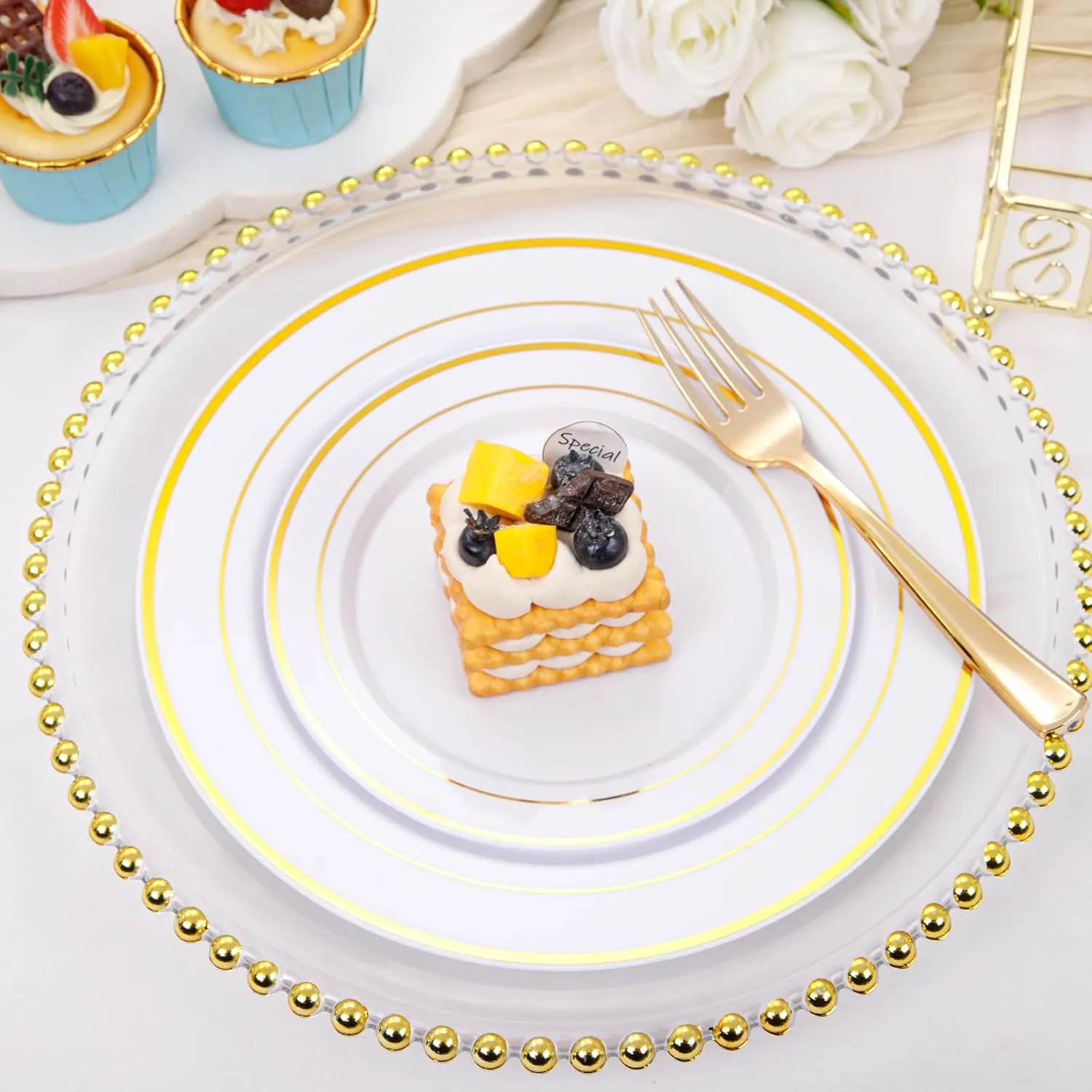 bUCLA 600Pcs Gold Dinnerware Set for 100 Guests - White and Gold Plastic Plates Disposable for party Include 100 Dinner&100 Dessert Plates,100 Cups,100 Forks,100 Spoons,100 Knives