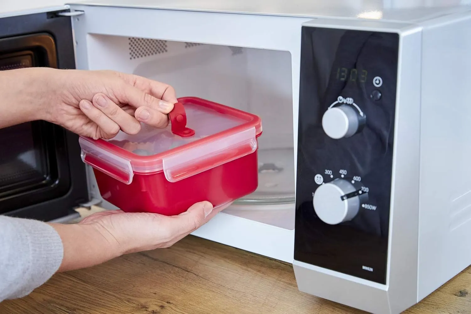 Emsa Clip & Micro N10604 Microwave Valve 1.3 L Square Lunch Box Integrated Measurements Made in Germany Red/Transparent