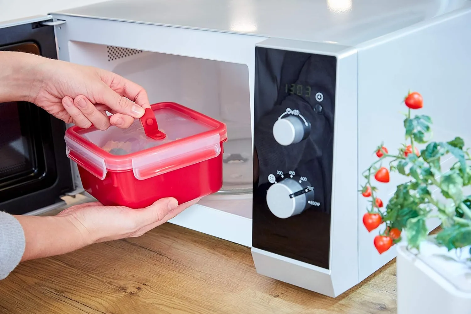 Emsa Clip & Micro N10604 Microwave Valve 1.3 L Square Lunch Box Integrated Measurements Made in Germany Red/Transparent