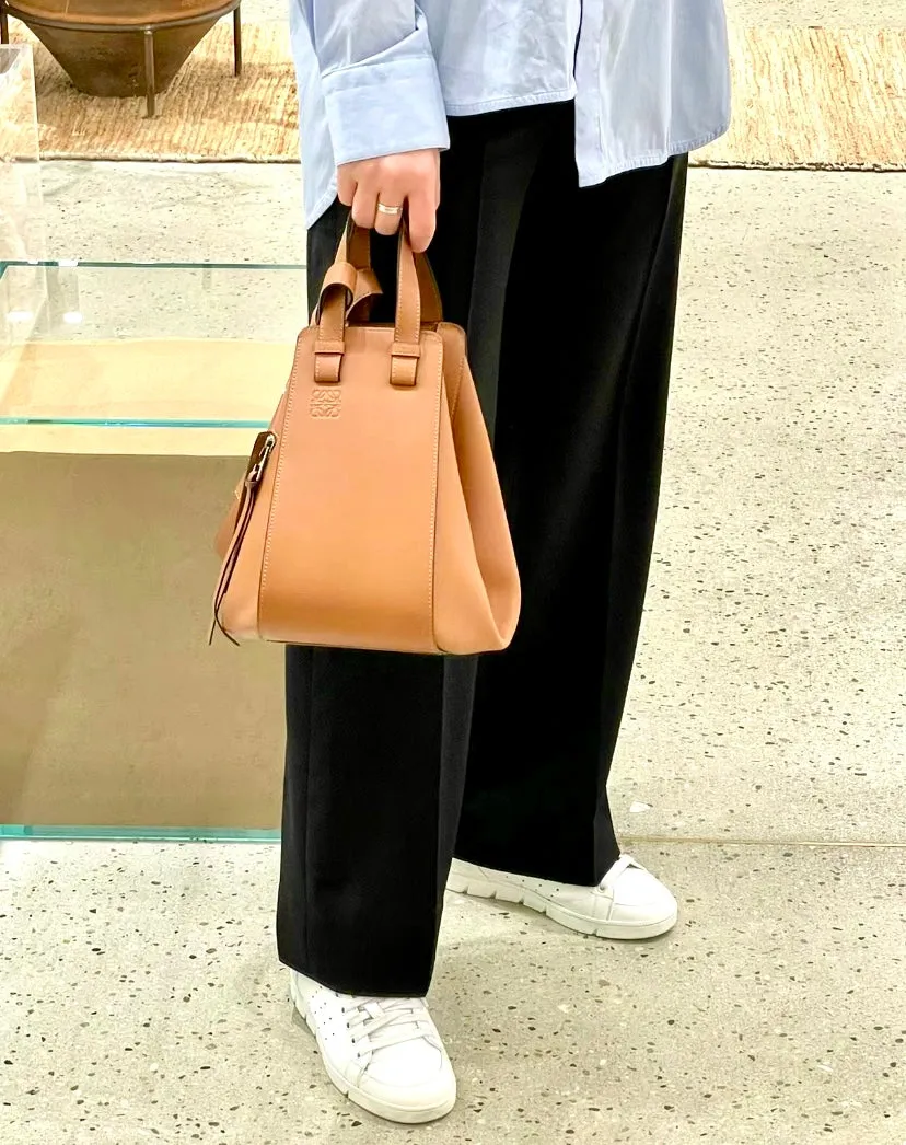 Loewe Compact Hammock 經典小牛皮吊床包/2200H1980 💚折扣🉐79800
