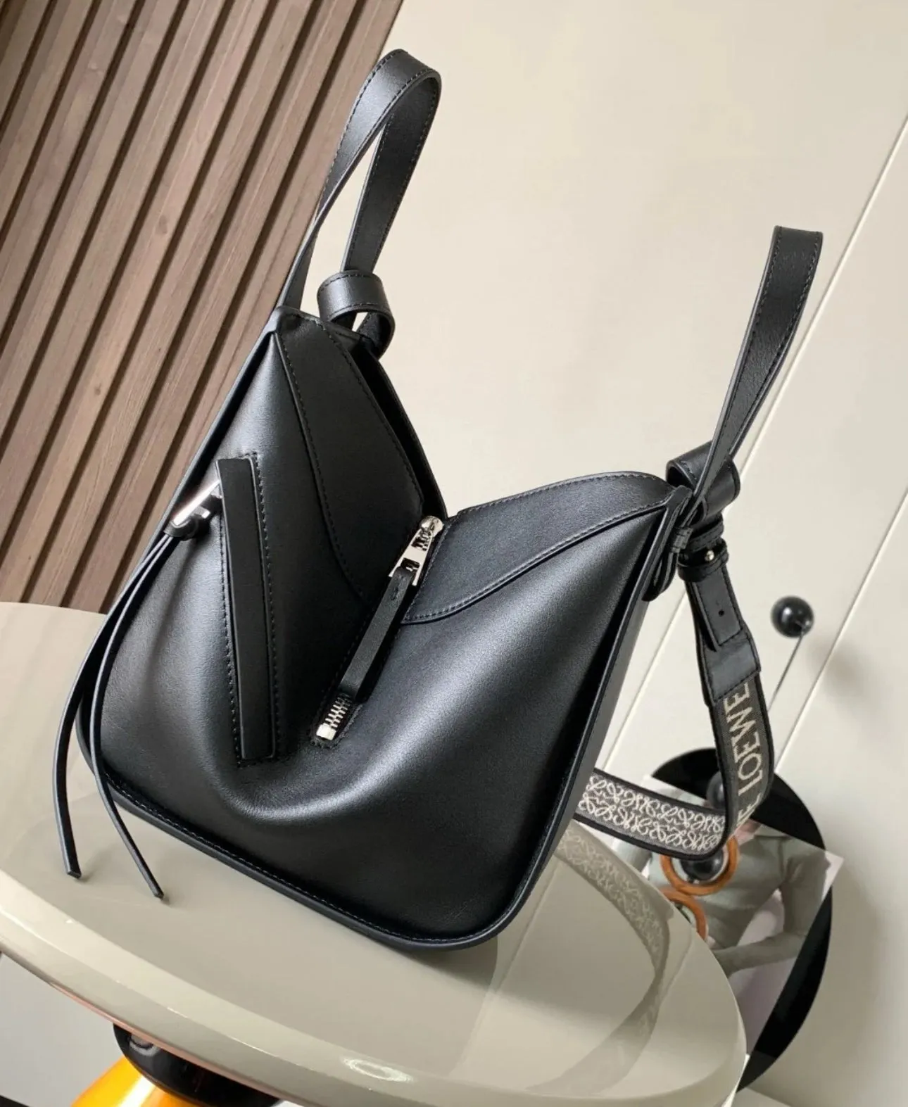 Loewe Compact Hammock 緞面小牛皮吊床包/2450H2205 💚折扣🉐89200