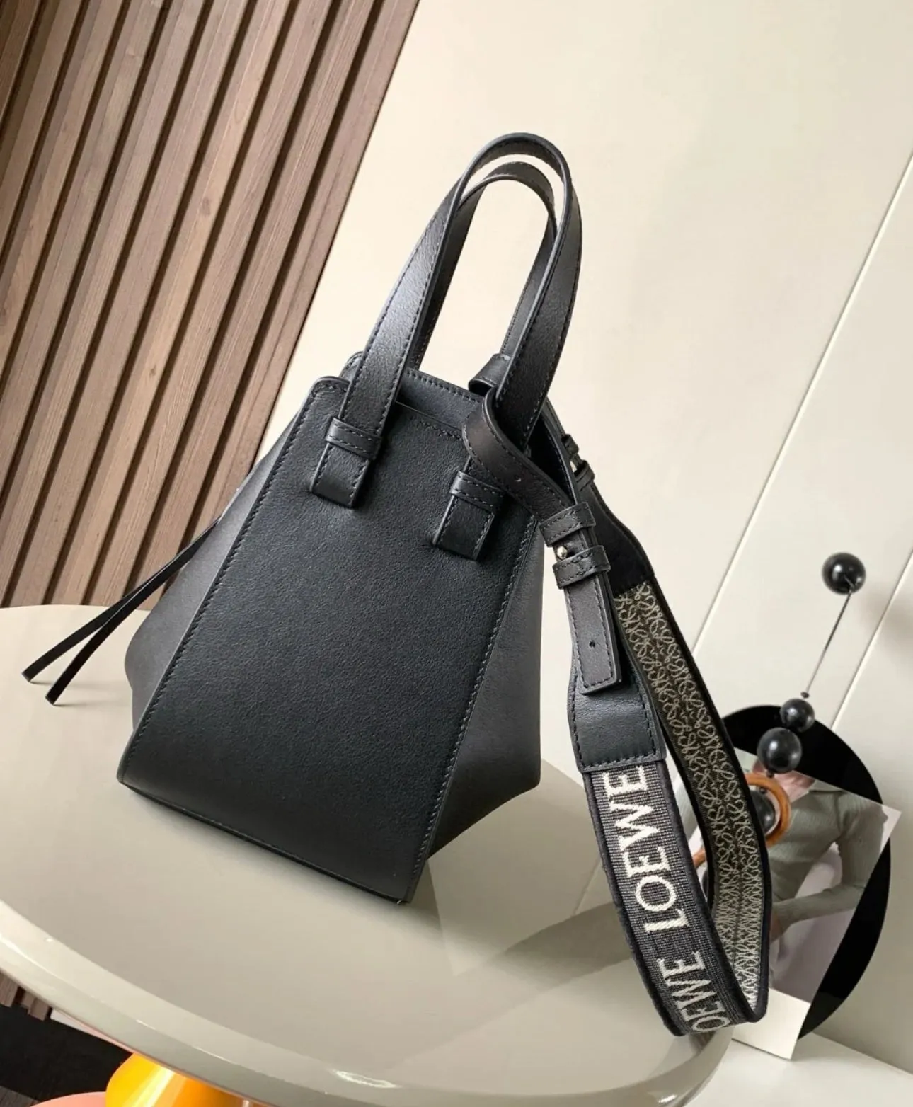 Loewe Compact Hammock 緞面小牛皮吊床包/2450H2205 💚折扣🉐89200
