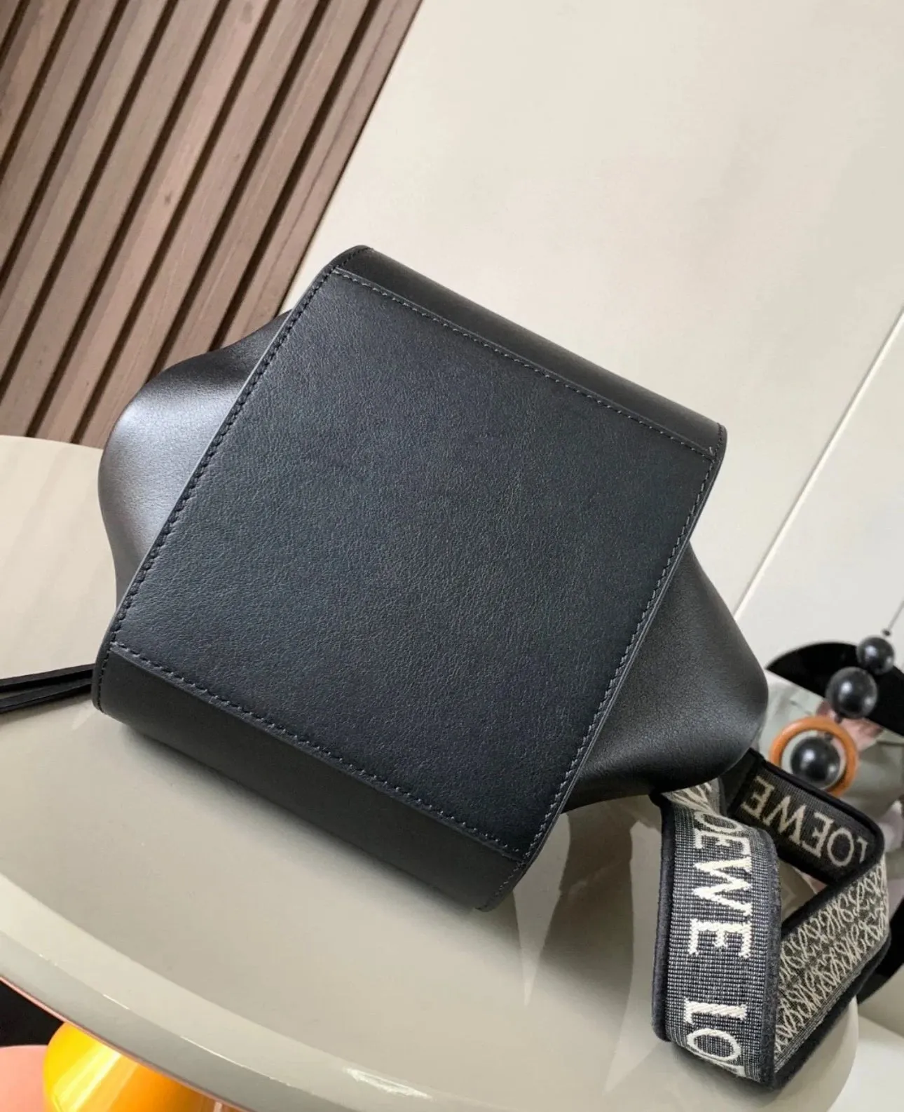 Loewe Compact Hammock 緞面小牛皮吊床包/2450H2205 💚折扣🉐89200