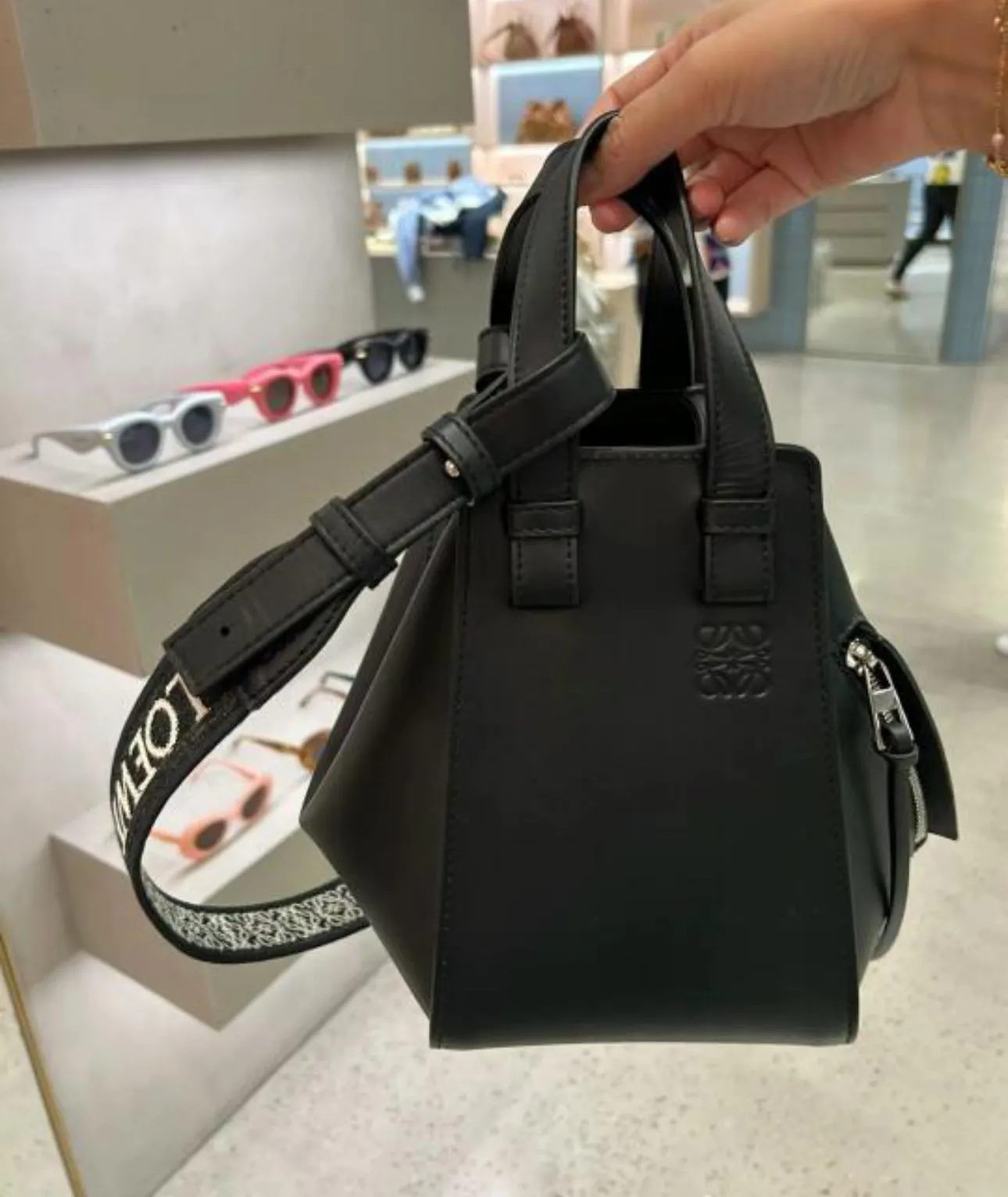 Loewe Compact Hammock 緞面小牛皮吊床包/2450H2205 💚折扣🉐89200