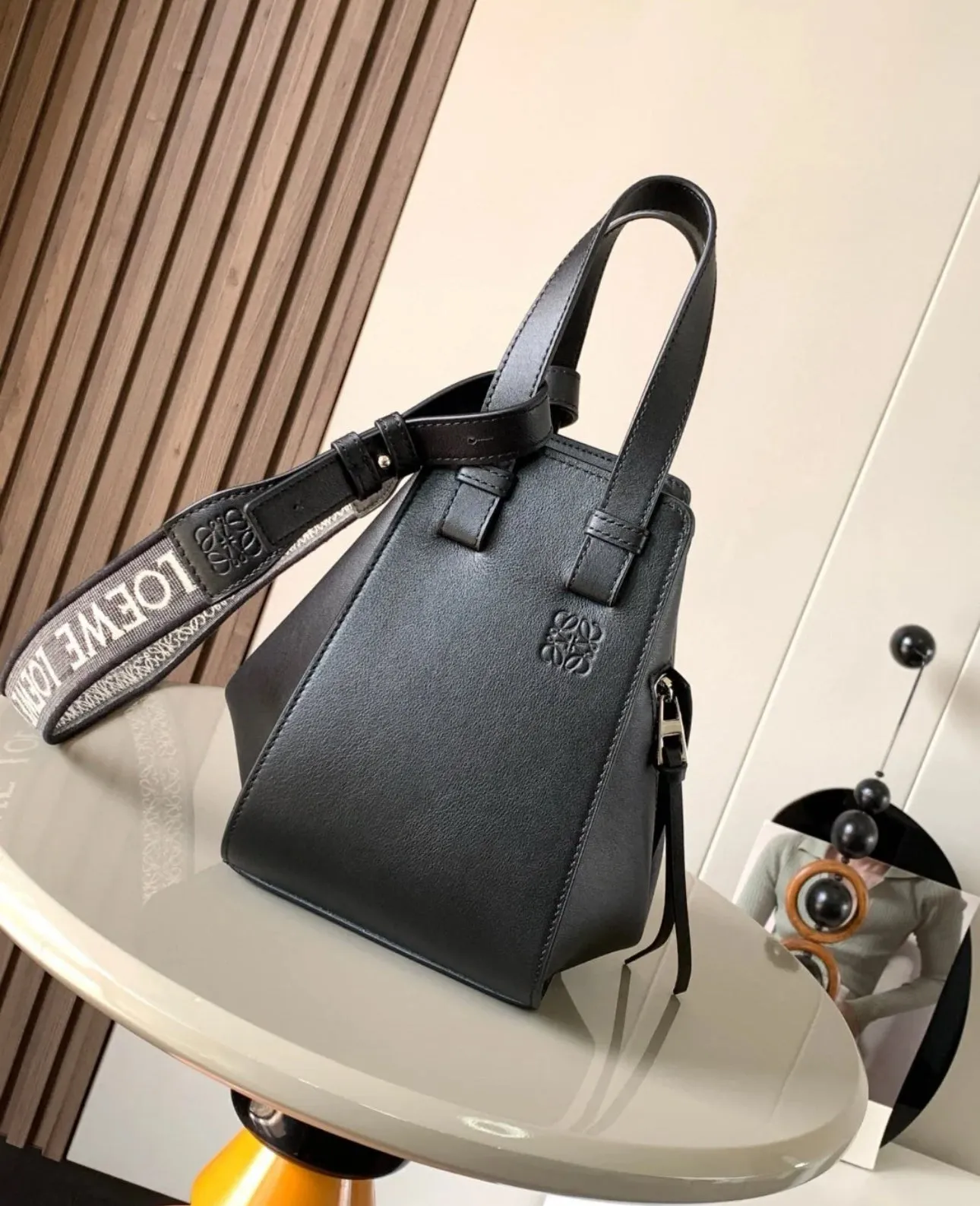 Loewe Compact Hammock 緞面小牛皮吊床包/2450H2205 💚折扣🉐89200