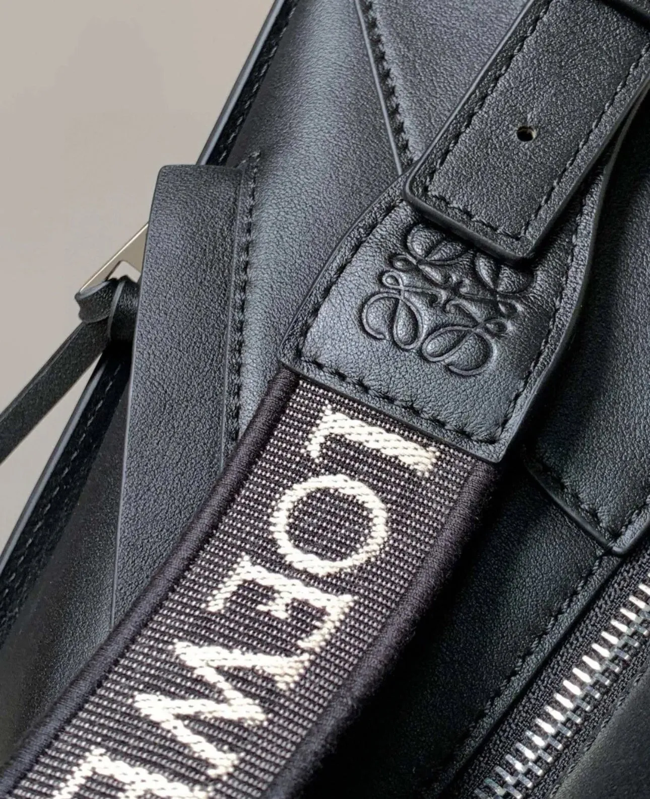 Loewe Compact Hammock 緞面小牛皮吊床包/2450H2205 💚折扣🉐89200