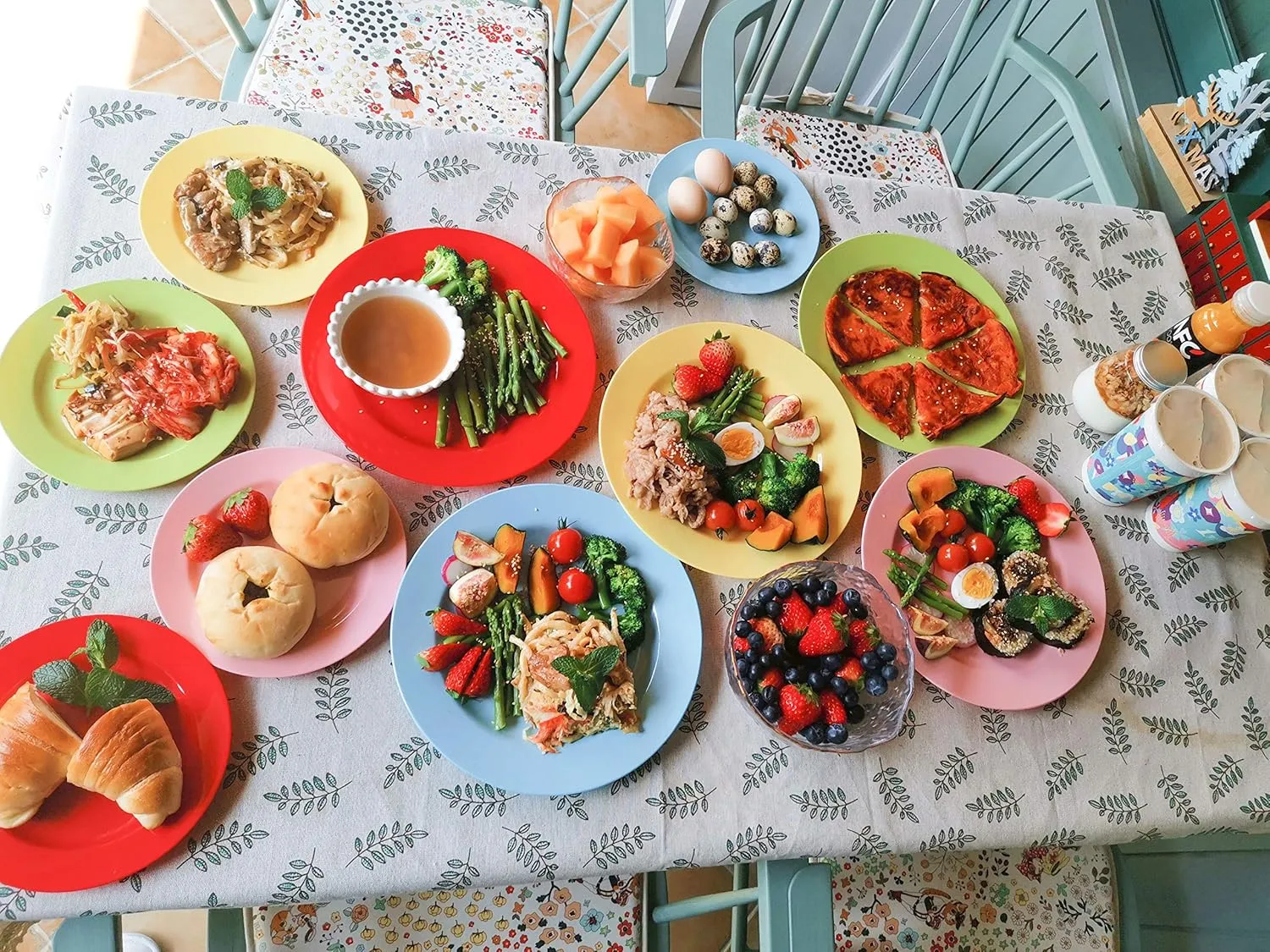 POSATE 60PCS Colorful Disposable Plastic Plates, Heavy Duty Plates for Wedding/Party, 30PCS Dinner Plates 10.25’’ and 30PCS Dessert/Salad Plates 7.5’’, Colorful Plates for Party Event