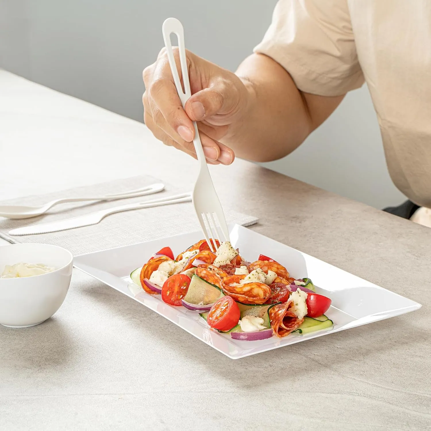 Restaurantware Moderna 9.5 x 6.3 Inch Premium Disposable Plates 100 Rectangular Plastic Plates For Parties - Durable Heavy-duty White Plastic Dinner Plates For Warm And Cold Foods