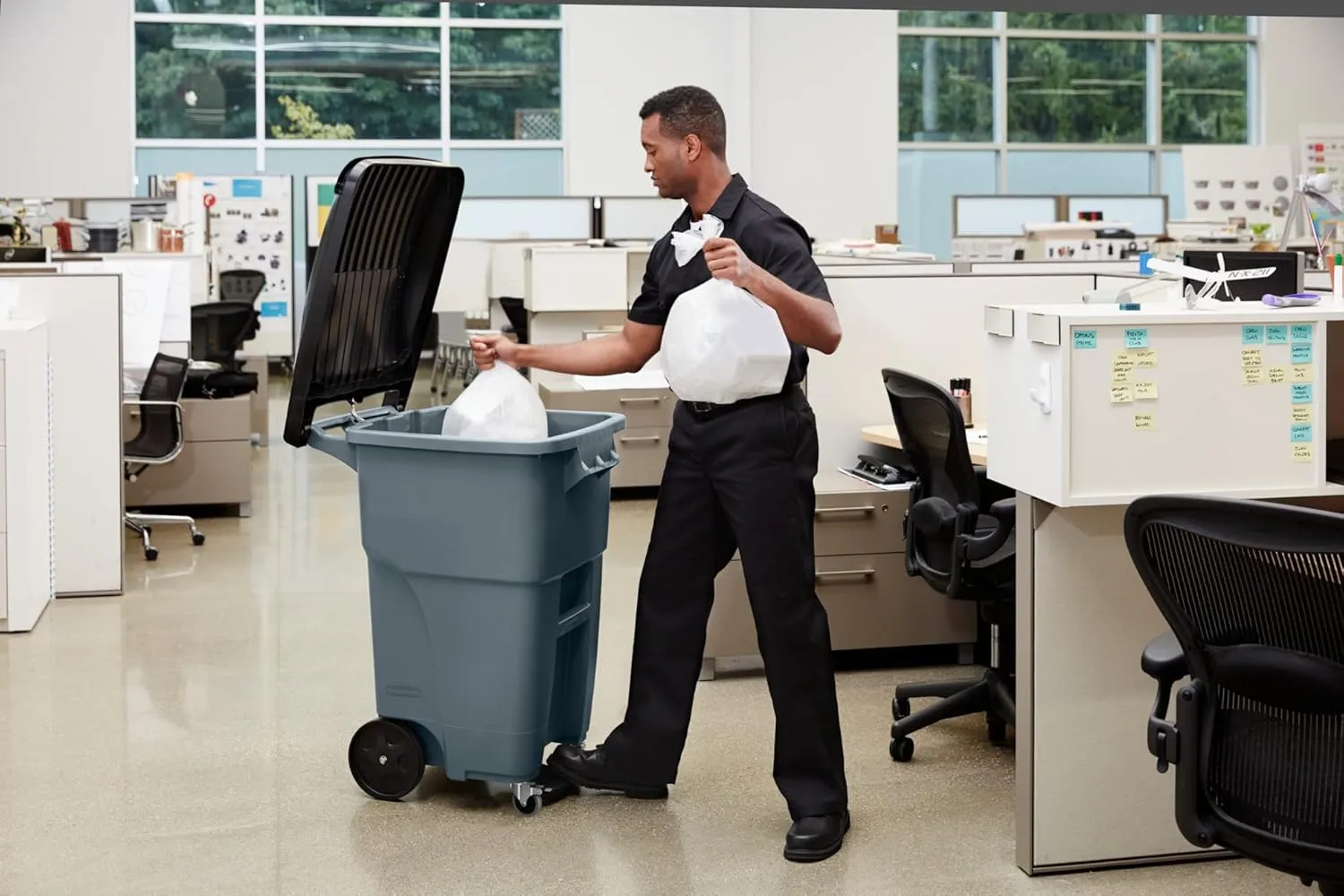Rubbermaid Commercial Products Brute Step-On Rollout Trash/Garbage Can/Bin with Wheels 32 GAL Gray for Restaurants/Hospitals/Back of House/Warehouses/Home